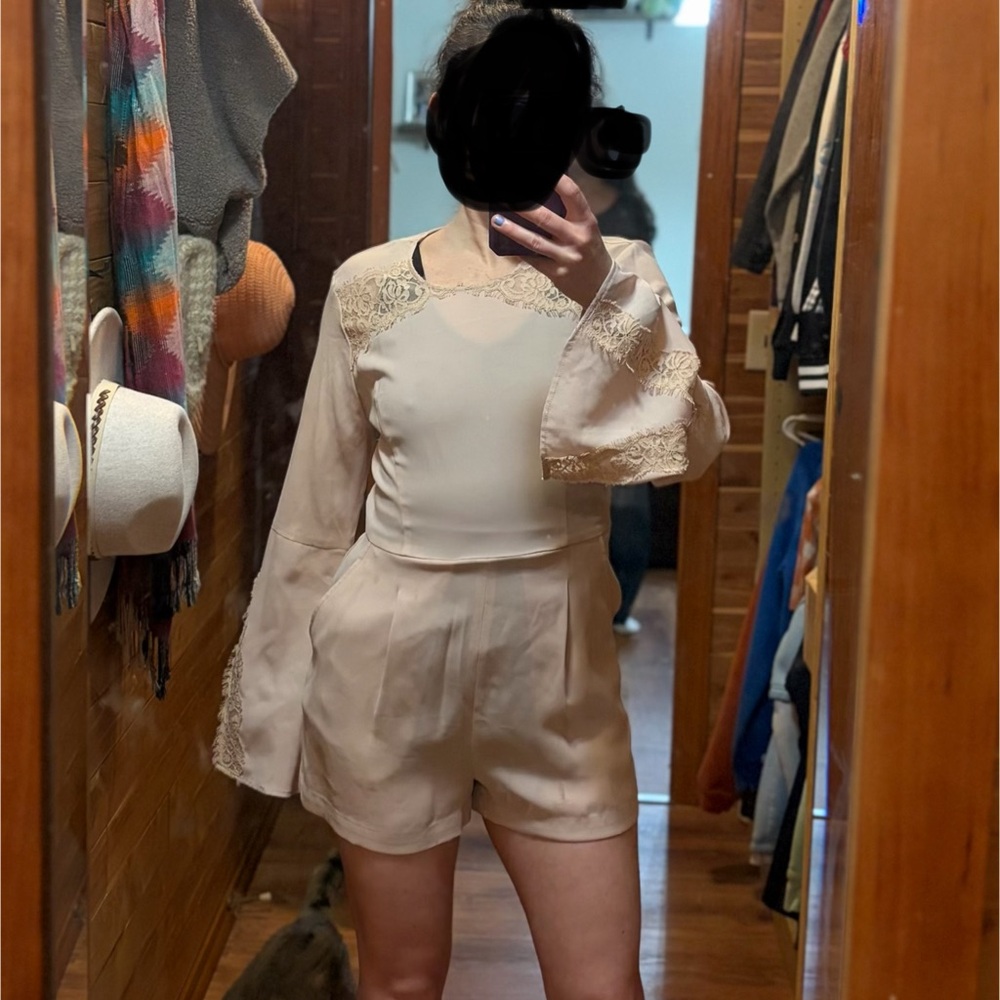 BCBGMAXAZRIA Women’’s Elegant Long Sleeve Romper Size 6 Bell Sleeves Lace Pink